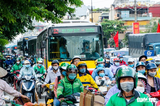 Nườm nượp người đổ về quê nghỉ lễ, xe cộ trên phố Hà Nội đứng hình từ 3 giờ chiều - Ảnh 4.