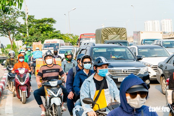 Nườm nượp người đổ về quê nghỉ lễ, xe cộ trên phố Hà Nội đứng hình từ 3 giờ chiều - Ảnh 8.