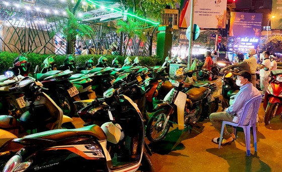 Quán bia hơi nổi tiếng trên phố Liễu Giai có số lượng xe máy lên tới hơn 200 chiếc trong buổi tối cổ vũ bóng đá. Một số người đến sau không còn bàn, nhân viên từ chối phục vụ phải đứng bên ngoài đợi.