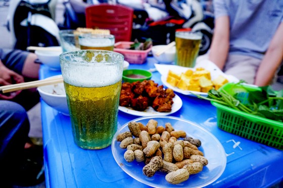 Giá bia hơi dao động từ 10.000 đồng – 22.000 đồng/cốc (tuỳ loại).