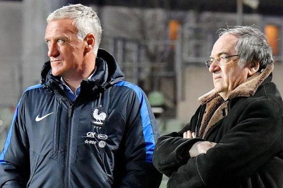 HLV Didier Deschamps (trái) vẫn đam mê với công tác huấn luyện. Ảnh: Getty Images.