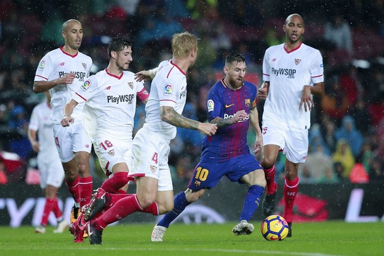 Lionel Messi (Barcelona) trong vòng vây các cầu thủ Sevilla. Ảnh: Getty Images.