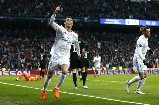 Cristiano Ronaldo ăn mừng bàn thắng thứ 2 cho Real Madrid