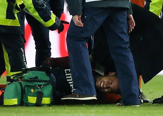 Neymar có vẻ rất đau đớn trên sân.