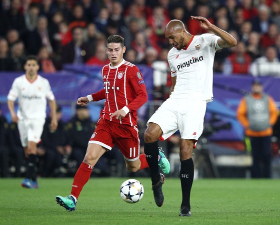 Steven N'Zonzi (phải, Sevilla) sáut bóng trước James Rodriguez (Bayern). 
