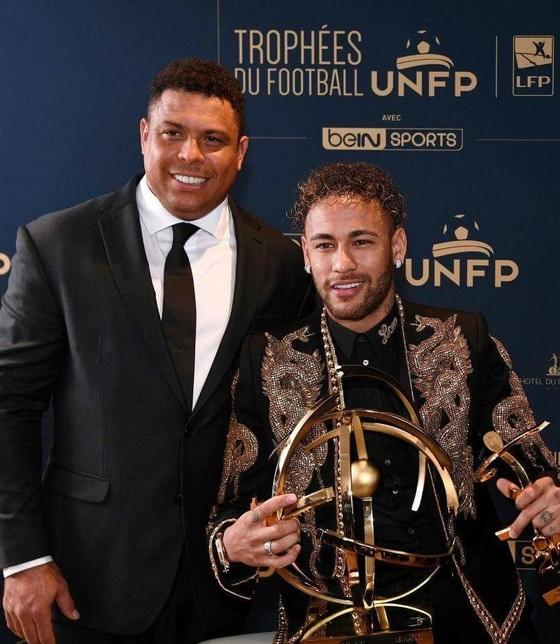 Neymar diện đẹp nhận giải Cầu thủ xuất sắc nhất Ligue 1 ảnh 1