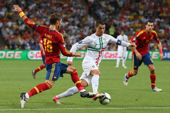 Ronaldo (Bồ Đao Nha) đi bóng qua Sergio Ramos (Tây Ban Nha)
