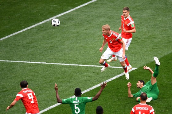 Yury Gazinsky đánh đầu ghi bàn thắng đầu tiên của World Cup 2018