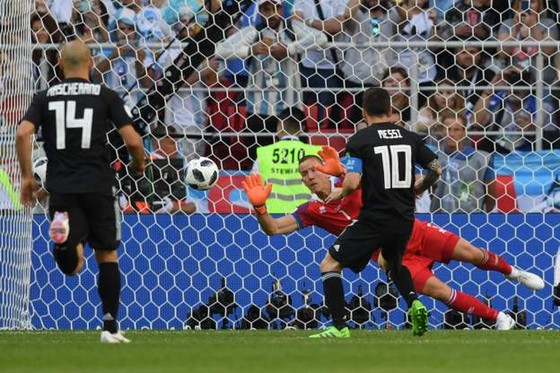 Argentina - Iceland 1-1: Messi đá hỏng phạt đền trước các chiến binh Băng đảo ảnh 4
