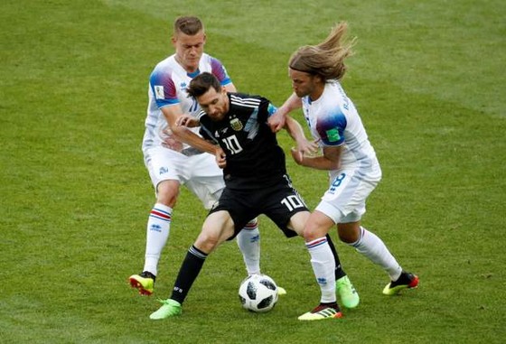 Lionel Messi trong vòng kềm tỏa của các hậu vệ Iceland.
