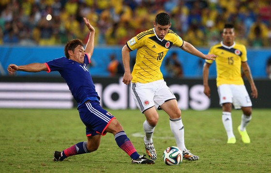 James Rodriguez (phải, Colombia) đi bóng qua hậu vệ Nhật