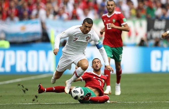 Ronaldo đi bóng qua hậu vệ Morocco.