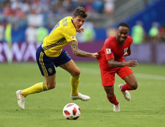 Raheem Sterling (phải, Anh) thoát qua hậu vệ cao to của Thụy Điển.
