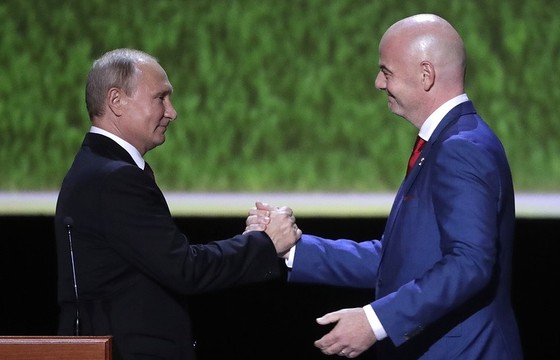 Chủ tịch FIFA Gianni Infantino (phải) và Tổng thống Nga Vladimir Putin (trái)