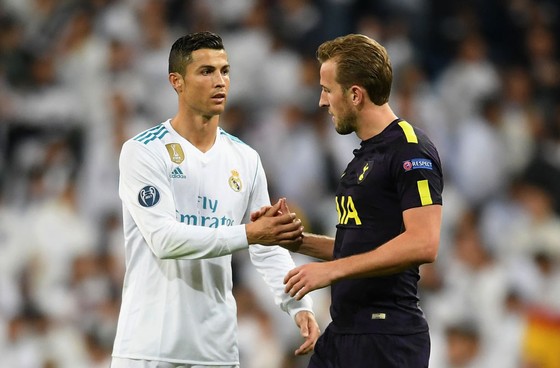 Ronaldo (trái) và Harry Kane ỡ đấu trường Champions League.