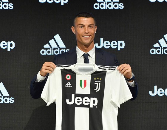 De Laurentiis lột trần bí mật thương vụ Juventus mua Ronaldo  ảnh 1
