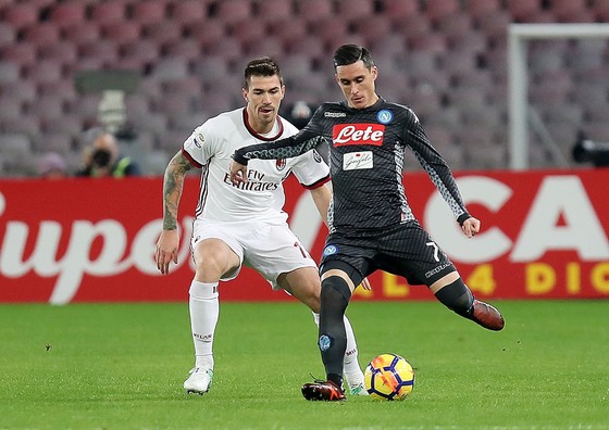 Jose Calleon (Napoli) đi bóng trước Alessio Romagnoli (AC Milan)