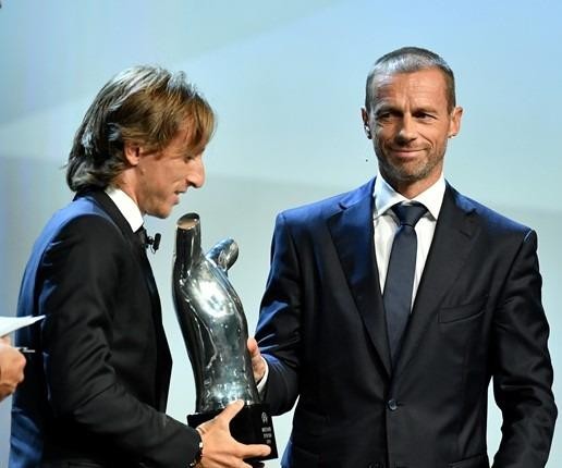 Chủ tịch UEFA Aleksander Ceferin trao giải Cầu thủ xuất sắc nhất Champions League 2017-2018 cho Luka Modric.