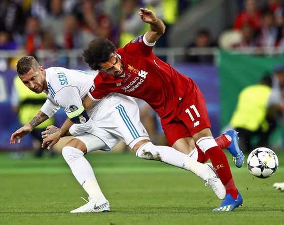 Sergio Ramos từng bị dọa giết vì gây chấn thương cho Mo Salah ảnh 1