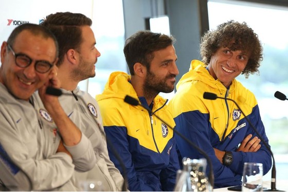 David Luiz (bìa phải) và HLV Maurizio Sarri (bìa trái)