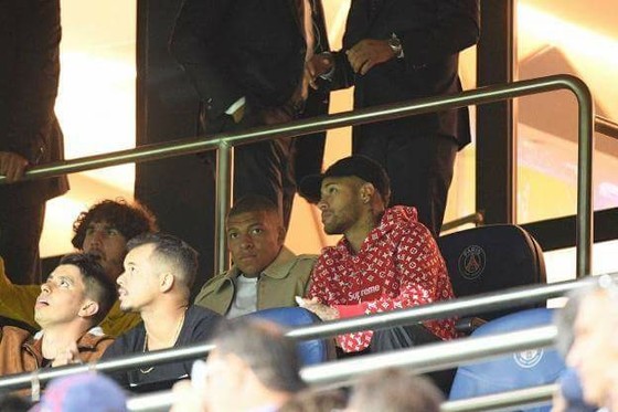 Neymar và Mbap[pe ngồi chơi trên khán đài.