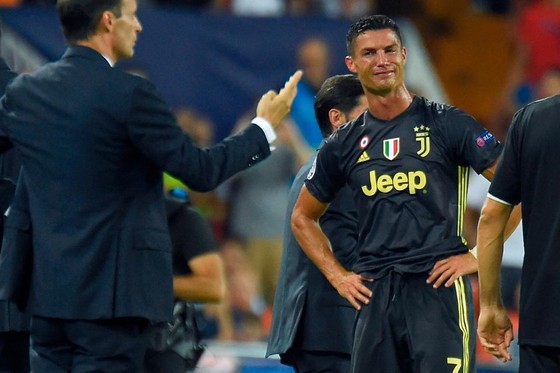 Ronaldo khóc vì uất ức chiếc thẻ đỏ của trọng tài Byrch