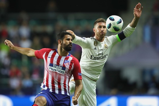 Diego Costa (trái, Atletico) tranh bóing với Sergio Ramos (Real Madrid)