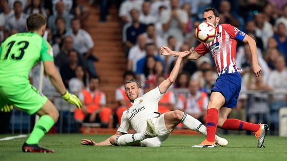 Gareth Bale (giữa) dính chấn thương trong trận hòa Atletico Madrid.