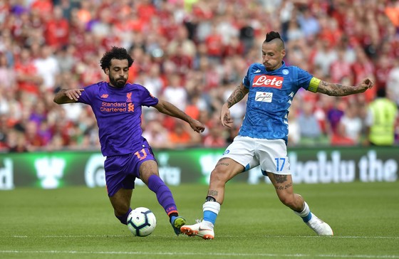 Mohamed Salah (Liverpool) tranh bóng với Marek Hamsik (Napoli)