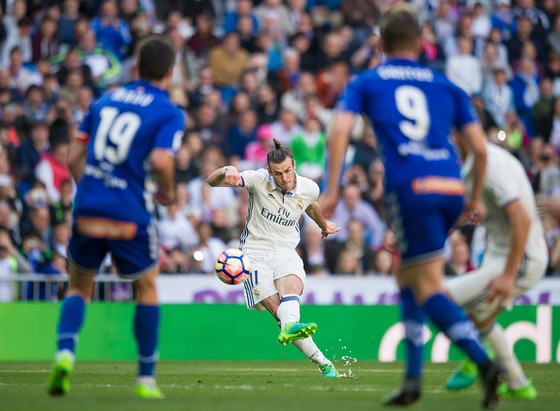 Gareth Bale sút phạt trong trận gặp Alaves mùa qua.
