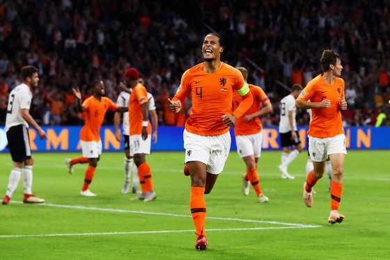 Virgil van Dijk ăn mừng bàn thắng trận gặp tuyển Đức.