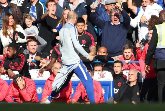 Điều gì khiến Mourinho nổi điên ở Stamford Bridge? ảnh 1