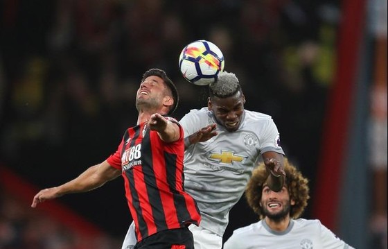 Paul Pogba (Manchester United) trong pha không chiến với Andrew Surman (trái, Bournemouth)