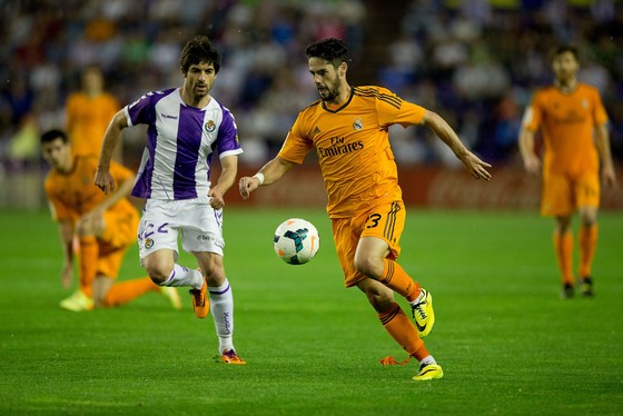 Isco (phải, Real Madrid) đi bóng trước hậ7u vệ Valladolid.
