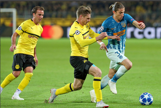 Luis Filipe (phải, Atletico) cố gắng vượt qua Lukasz Piszczek (Dortmund)