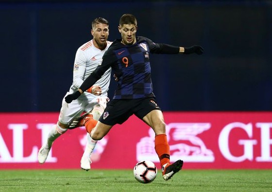 Andrej Kramaric ghi bàn chop Croatia trước Tây Ban Nha