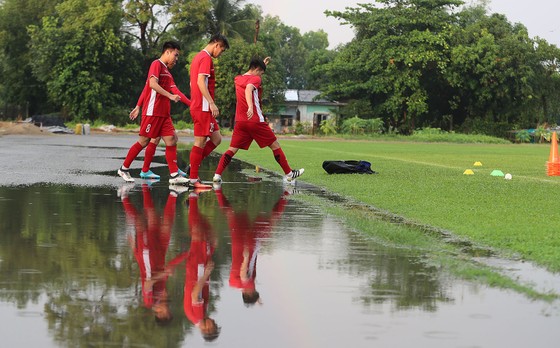 Đội tuyển Việt Nam suýt hủy buổi tập quan trọng ở Myanmar vì mưa to ảnh 7