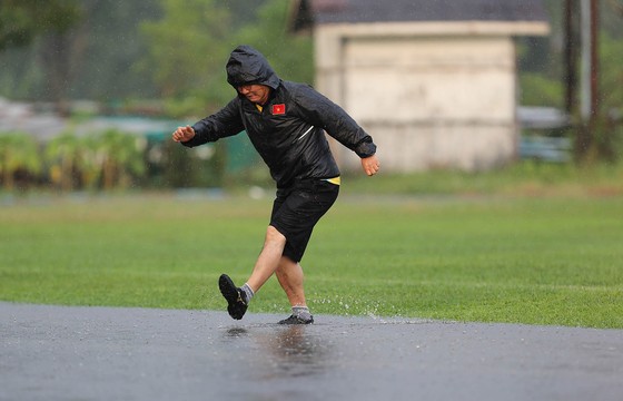 Đội tuyển Việt Nam suýt hủy buổi tập quan trọng ở Myanmar vì mưa to ảnh 6