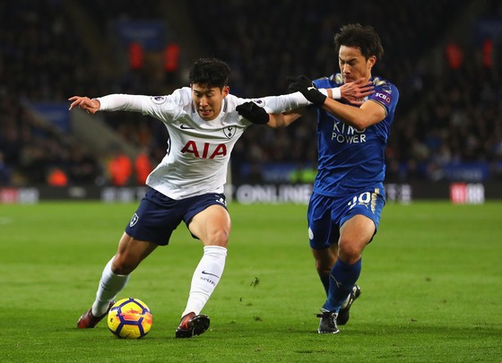 Heung-Min Son (trái, Tottenham) đi bóng qua Shinji Okazaki (Leicester City)