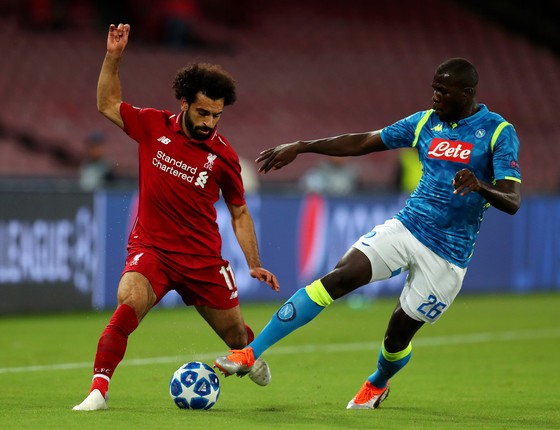 Mohamed Salah (trái, Liverpool) đi bóng qua hậu vệ Kalidou Koulibaly (Napoli)