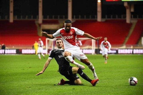Monaco (phải) yếu kém đến dộ thua cả đội chót bảng Guingamp trên sân nhà