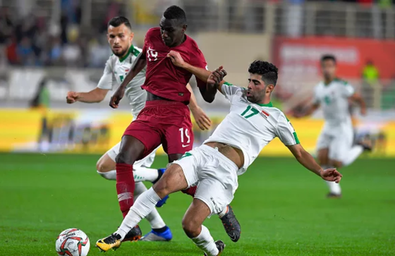 Almoez Ali (giữa, Qatar) ghi bàn thứ 2 để ghi tên vào lịch sử