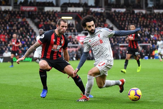 Mo Salah (Liverpool, phải) nỗ lực vượt qua hậu vệ Bournemouth.