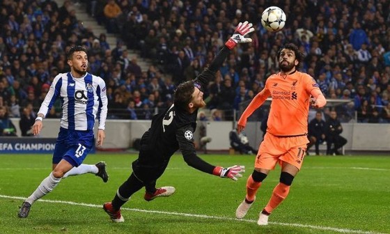 Mo Salah (phải, Liverpool) ghi bàn vào lưới Porto