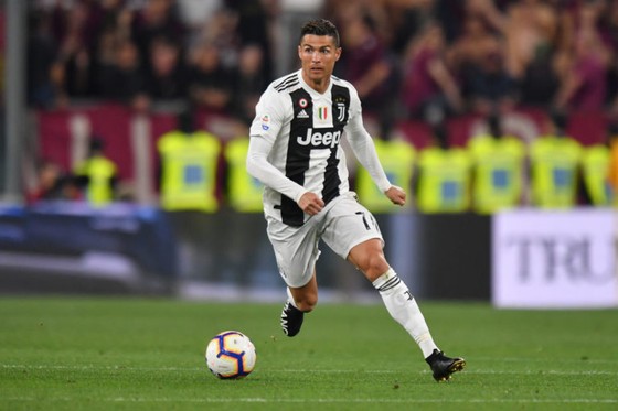 Sarri hứa giúp Ronaldo phá kỷ lục ghi bàn Serie A