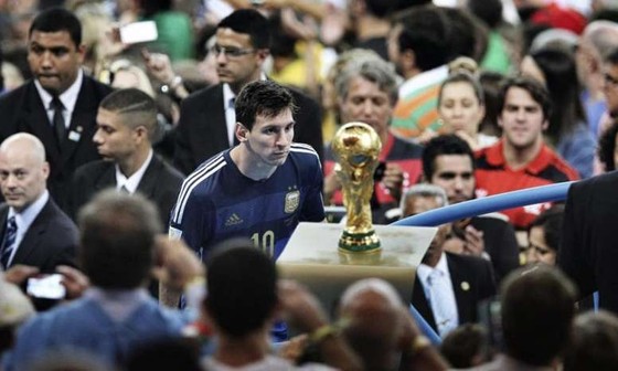 Leo Messi không thể không nhìn vào chiếc Cúp thể giới khi đi ngang qua nó ở Maracana.