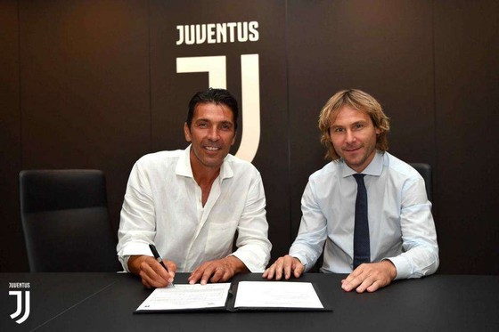 Gigi Buffon ký hợp đồng với Giám đốc Pavel Nedved.