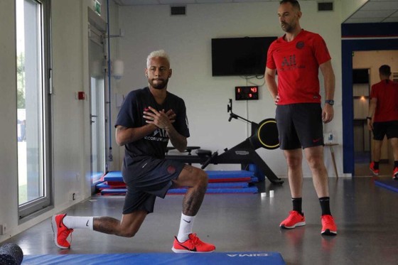 Mặt đối mặt Neymar, Giám đốc PSG buông lời đe dọa ảnh 2