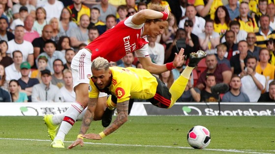 Watford - Arsenal 2-2: Auba ghi cú đúp, Sokratis, Luiz tặng quà Flores ảnh 8
