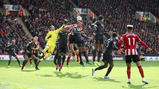 Sheffield United - Liverpool 0-1: Thủ thành Henderson tặng quà, Wijnaldum ghi điểm ảnh 8